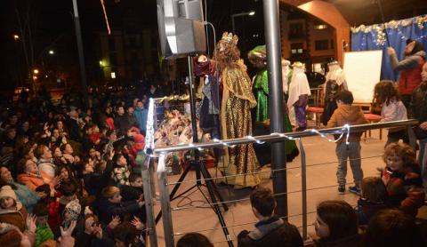 Los Magos de Oriente se dirigen desde el kiosco de la plaza de los Fueros a los congregados Elizondo