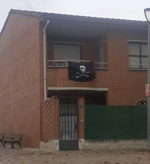 Los inquilinos tenían colgada esta bandera pirata que retiraron justo antes del comienzo de la concentración Los inquilinos tenían colgada esta bandera pirata que retiraron justo antes del comienzo de la concentración