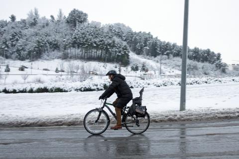 bici1 Un ciclista circulando por la Cuesta Seminario