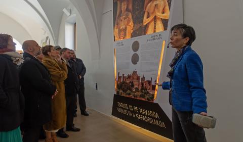 La catedrática Eloísa Ramírez, en la visita guiada a la exposición