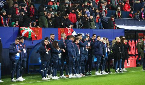 Los jugadores del Fuentes, en El Sadar antes del inicio del Osasuna-Sevilla Osasuna-Sevilla