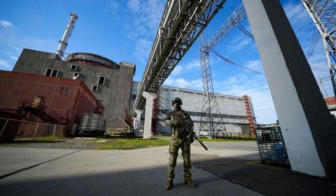La central nuclear de Zaporiya, en el sureste de Ucrania, se encontraba en territorio controlado por Rusia cuando un misil ruso dañó una subestación eléctrica distante, aumentando el riesgo de catástrofe radiactiva