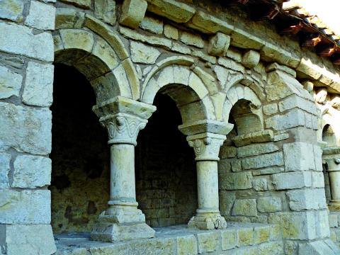 EUSA exterior Detalle del pórtico de San Esteban de Eusa