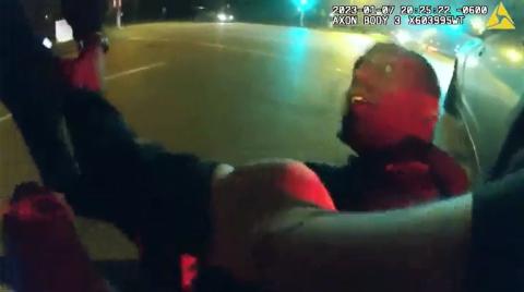 Murió en el hospital tres días después de ser detenido por supuesta conducción imprudente y de recibir los golpes de cinco agentes