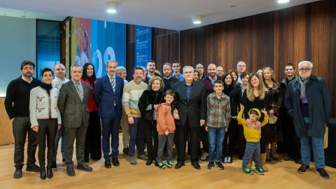 Patxi Alcalde junto a su mujer Mari Carmen Montes (a su izda), sus nietos, hijos y otros familiares, además de los miembros de la junta directiva del COAVN Patxi Alcalde junto a su mujer Mari Carmen Montes (a su izda), sus nietos, hijos y otros familiares, además de los miembros de la junta directiva del COAVN