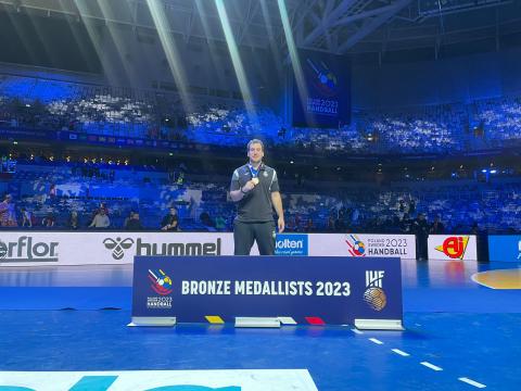 Fermín Iturri, posando en Estocolmo tras colgarse la medalla de bronce con los Hispanos