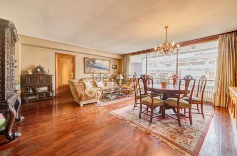 Amplo salón en el piso a la venta en la avenida Bayona 4 Amplo salón en el piso a la venta en la avenida Bayona 4