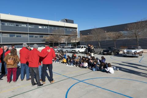 Alumnos de 1º de Primaria del Huertas Mayores de Tudela ponen en práctica el aprendizaje en automóviles clásicos de la Asociación San Fermín de Pamplona.