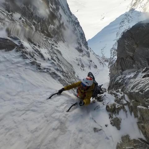 Jonatan García, ascendiendo por un corredor en el pico Tempestades (3.278m)