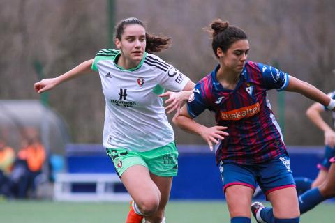 Maite Valero pugna con la eibarresa Carla Andrés.	osasuna