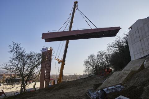 La pasarela del ascensor de Trinitarios, a punto de colocarse