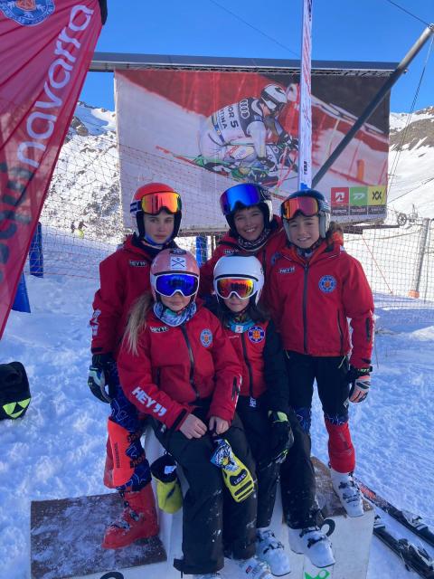 esquiAstun1 Un grupo de participantes del Club Esquí Navarra en las pistas tras el trofeo