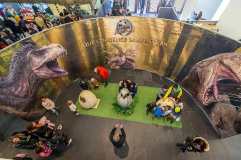 Público asistente a la muestra 'Criaturas Jurásicas', en Baluarte.
