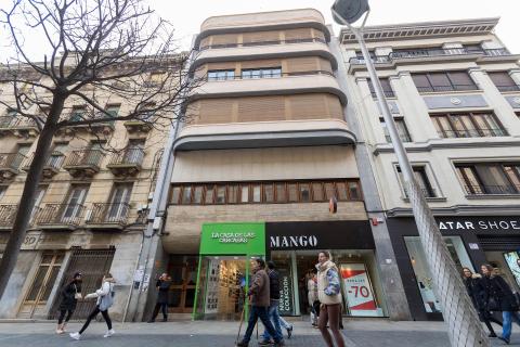 Confecciones Gallego (1966)    El empresario tudelano Domingo Gallego le encargó la reforma de sus tiendas en Tudela, ya desaparecida (en la imagen), Calatayud y San Sebastián.