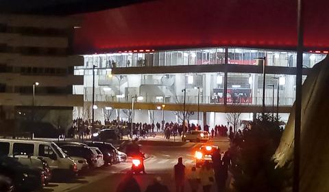 Aficionados, de camino al estadio de El Sadar Osasuna - Real Madrid en directo