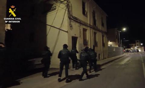 EMPADRONAMIENTO-FRAUDULENTO-NAVARRA Agentes de la Guardia Civil entran en una de las viviendas registradas que pertenece a la organización criminal que realizaba empadronamiento fraudulento de migrantes en Navarra