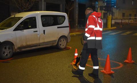 Atropello mujer 52 años Ribaforada Un agente de Policía Foral señaliza el lugar del atropello