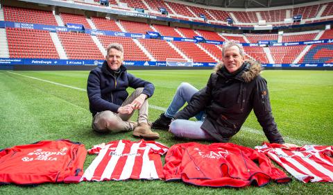 Los dos exfutbolistas, tumbados sobre el césped de El Sadar.