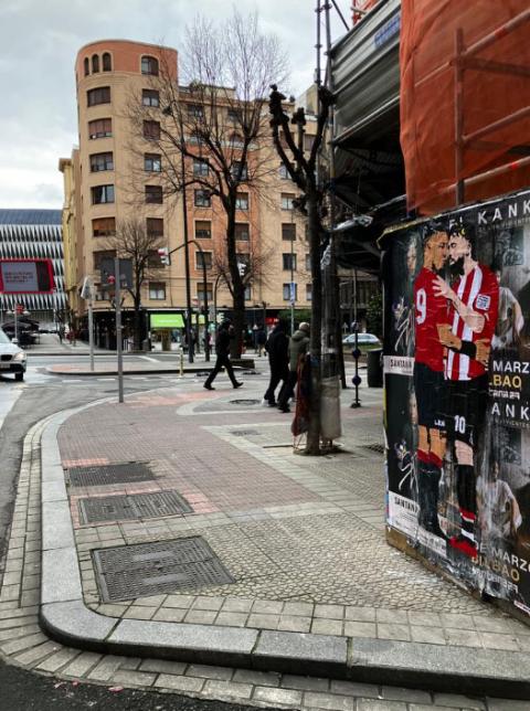 La obra de Chimy Ávila e Iker Muniain con San Mamés al fondo La obra de Chimy Ávila e Iker Muniain con San Mamés al fondo