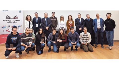 Desde la izda., en la fila de abajo: Alejandro Monroy Ostival, Jorge Nanclares Salmón, Ana Belén Iguzquiaguirre (madre de Miguel Baigorri), Libe Otxoa Fernández, Tasio y Medea (hijos de Estíbaliz Munárriz Jiménez), Fernando Quintana López y Christian Jiménez  Cuesta. Arriba, desde la izda.: Nerea García y Ion Buxens (Salón del Estudiante); el alcalde de Pamplona, Enrique Maya; Carlos Amatriain, director del Instituto Navarro de la Juventud; Natalia Rodríguez (responsable de Recursos Humanos de Iberdrola); Carlota Fernández Barrionuevo (directora Talento España de Acciona); el rector de la UPNA, Ramón Gonzalo; Ibon Haulde (Facultad de Derecho de la Universidad de Navarra); José Miguel Laco Irigoyen (secretario general UNED); y Leyre Arraiza (consejera del grupo La Información).