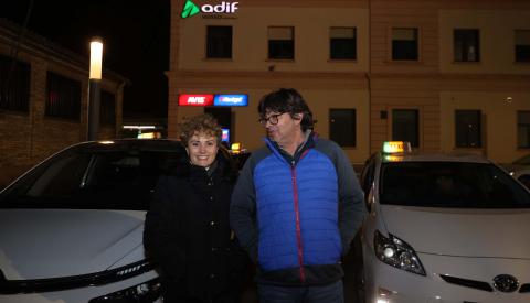 Taxi Noelia Fernández y Francisco Luis son pareja, ambos taxistas y con licencias acabadas en cuatro.