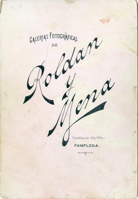 Reverso de la fotografía de la Javierada de 1896 con el distintivo del gabinete fotográfico de Roldán y Mena Reverso de la fotografía de la Javierada de 1896 con el distintivo del gabinete fotográfico de Roldán y Mena.