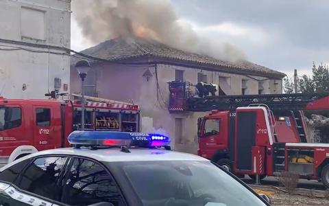 incendio-cortes-bomberos Herida leve una mujer de 69 años en el incendio de una casa en Cortes