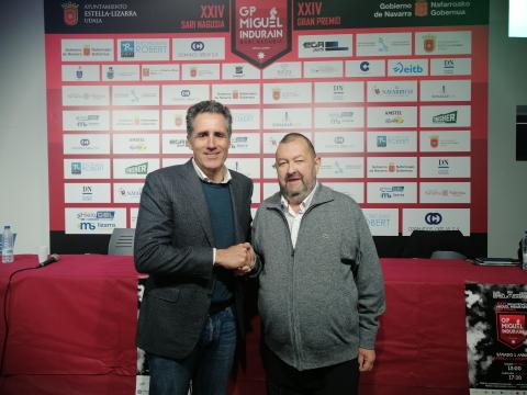 Mitxelena, junto con Miguel Induráin.