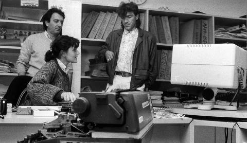 Redactores de Diario de Navarra entre máquinas de escribir, en los años 80 Suplemento 120 aniversario