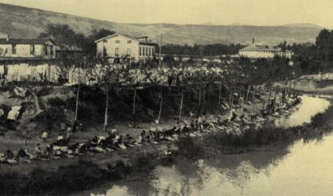 Grupo de lavanderas, a orillas del río Arga, junto al puente de la Rochapea. Foto toamada del libro 'Pamplona. El siglo XX en imágenes' Suplemento 120 aniversario