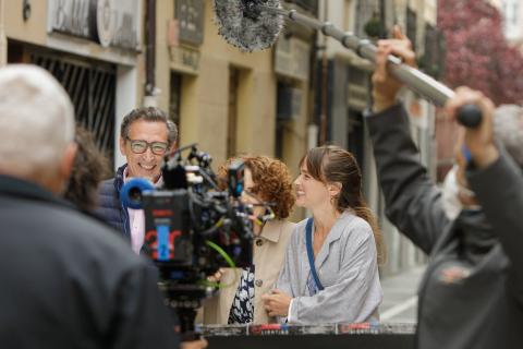 Ginés García Millán, Adriana Ozores y Susana Abaitua en el rodaje en Pamplona de 'El comensal', de Ángeles González-Sinde