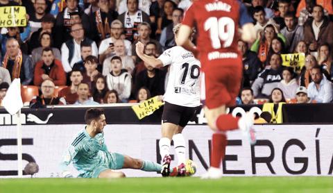 Sergio Herrera despeja el balón limpiamente en la jugada que supuso su expulsión antes de que entrara el VAR Valencia - Osasuna