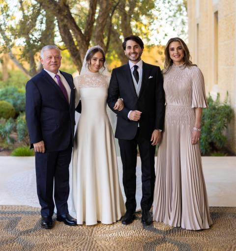 El rey de Jordania con su mujer, Rania, y la pareja de novios El rey de Jordania con su mujer, Rania, y la pareja de novios