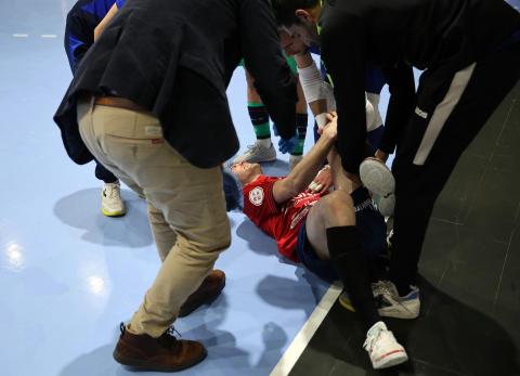 Lesión de Roberto Martil (IV) El dolor del jugador es patente por la quejas en la banda.