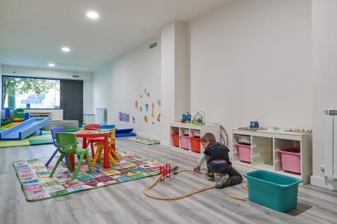 sala multiusos Además de la piscina, también hay un par de salas pensadas para la estimulación temprana del bebé.