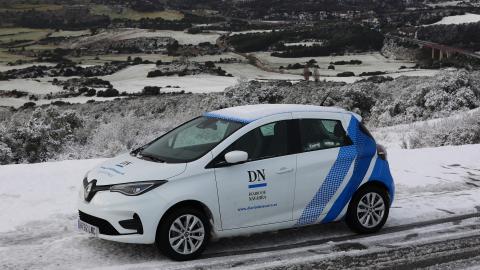 Uno de los vehículos de Diario de Navarra en el Perdón durante una de las nevadas Uno de los vehículos de Diario de Navarra en el Perdón durante una de las nevadas