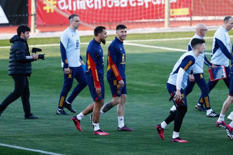 David Garcia salta al campo de entrenamiento junto con el bético Borja Iglesias