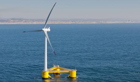 Turbina eólica flotante de 2MW de capacidad con flotador semisumergible del proyecto WindFloat 1 instalada a aproximadamente 5 km de la costa de Agucadoura, Portugal