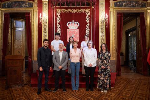 En la fila superior, desde la izquierda: Jiawen Chen, Hajar Boukhik (de Alsasua, estudia Ingeniería Informática en la UPNA) y Haffsa Souidi. Abajo, desde la izq.: Luis Miguel Oliete (de Burlada y estudiante de Ciencias), Juan Cruz Cigudosa, María Chivite, Ana Burusco y Meriem Rouidjali