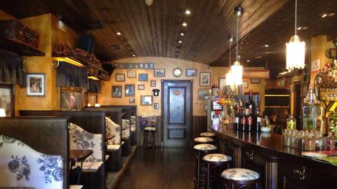 Bar Orient Express, ubicado en la Plaza Yamaguchi, te sumerge dentro del antiguo Orient Express