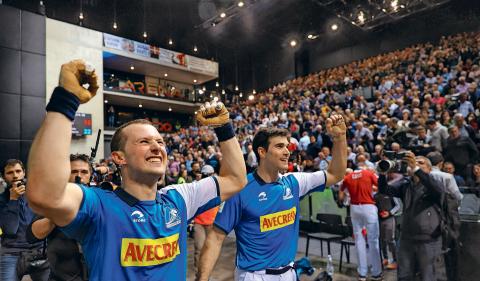 Aitor Elordi y José Javier Zabaleta celebran su victoria en el Navarra Arena, en la primera final del Parejas de la historia que se ha disputado en un frontón navarro