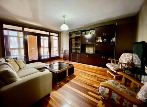 Salón principal del piso a la venta en el edificio de los Txistus