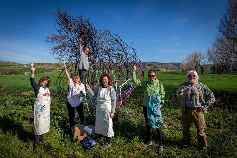 Fotos de la acción artística con los árboles quemados en Valdizarbe.