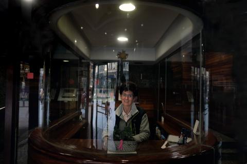 La conserje Ivonne Carreño tomó el relevo de su padre en este portal de Carlos III de Pamplona