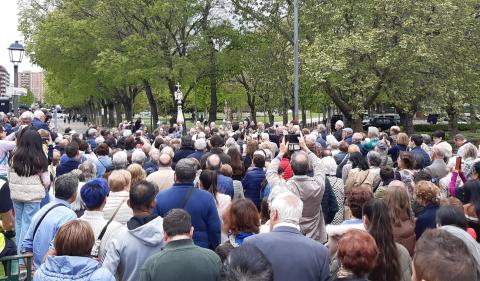 Multitudinaria despedida al Ángel de Aralar en Pamplona.