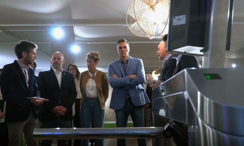 El presidente del Gobierno, Pedro Sánchez, ha visitado este sábado en Tajonar las instalaciones del grupo Veridas, empresa que desarrolla tecnología de vanguardia para uso industrial y soluciones biométricas de Inteligencia Artificial para verificar la identidad.