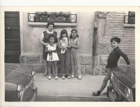 Isabel Fernández, natural de Jimena y vecina de la Txantrea, con su hija y otros niños en el barrio..