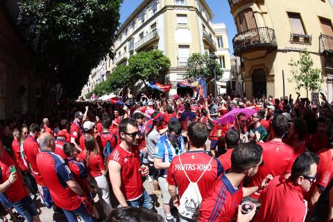 Fotos de los aficionados de Osasuna en Sevilla el día de la final de la Copa del Rey