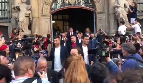 Aplausos y gritos de ánimo de los aficionados
