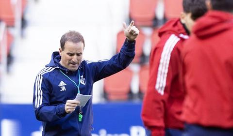 Los jugadores de Osasuna se retiran a los vestuarios aplaudidos por los niños que acudieron a ver el entrenamiento